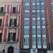 Foto 12. Siamo giunti alla fine del nostro percorso. Raggiungiamo per corso Cavour per unultima visita. Qui, ad angolo con via Cardassi, una palazzina in stile liberty rossa e bianca con decorate ringhiere in ferro fa a cazzotti con un nuovo e serioso fabbricato marrone sede di una popolare banca. E forse di tutti quelli descritti questo  il contrasto pi brutto di Murat